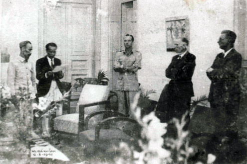 Chủ tịch Hồ Chí Minh ký hiệp định sơ bộ ngày 06-3-1946 với đại diện Pháp Sainteny. Ông Hoàng Minh Giám đọc bản hiệp định